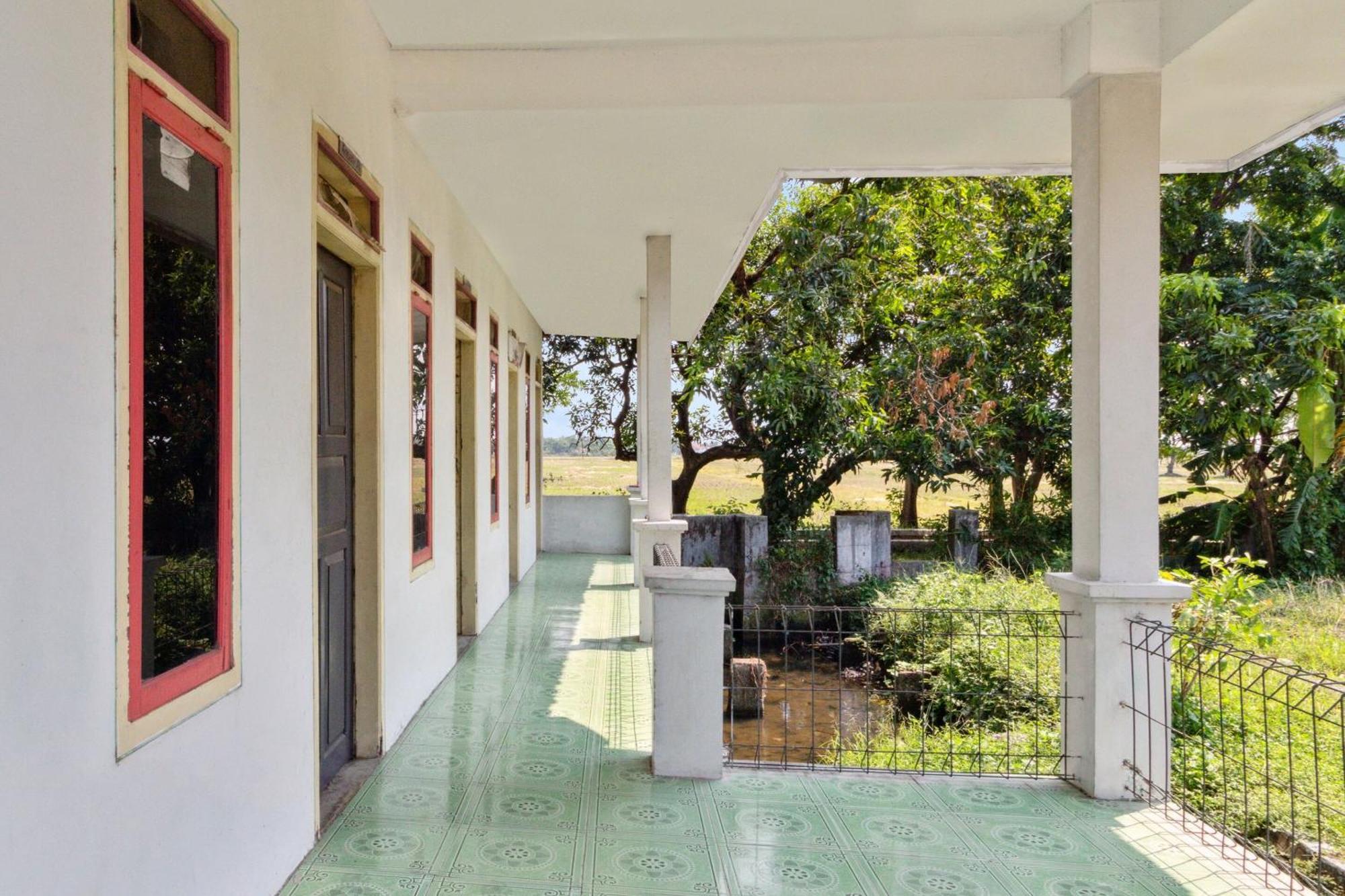 Spot On 92832 Al Mahira Syariah Hotel Majalengka Exterior photo