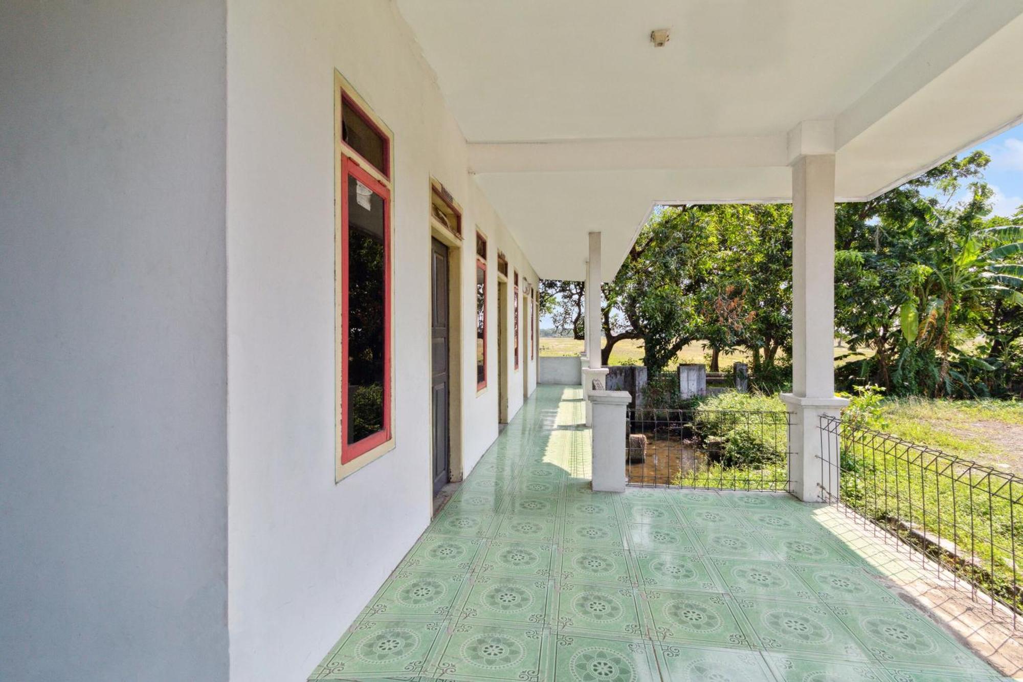 Spot On 92832 Al Mahira Syariah Hotel Majalengka Exterior photo